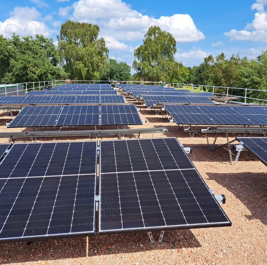 54 kWp PV-Anlage auf Gründach in Posthausen montiert